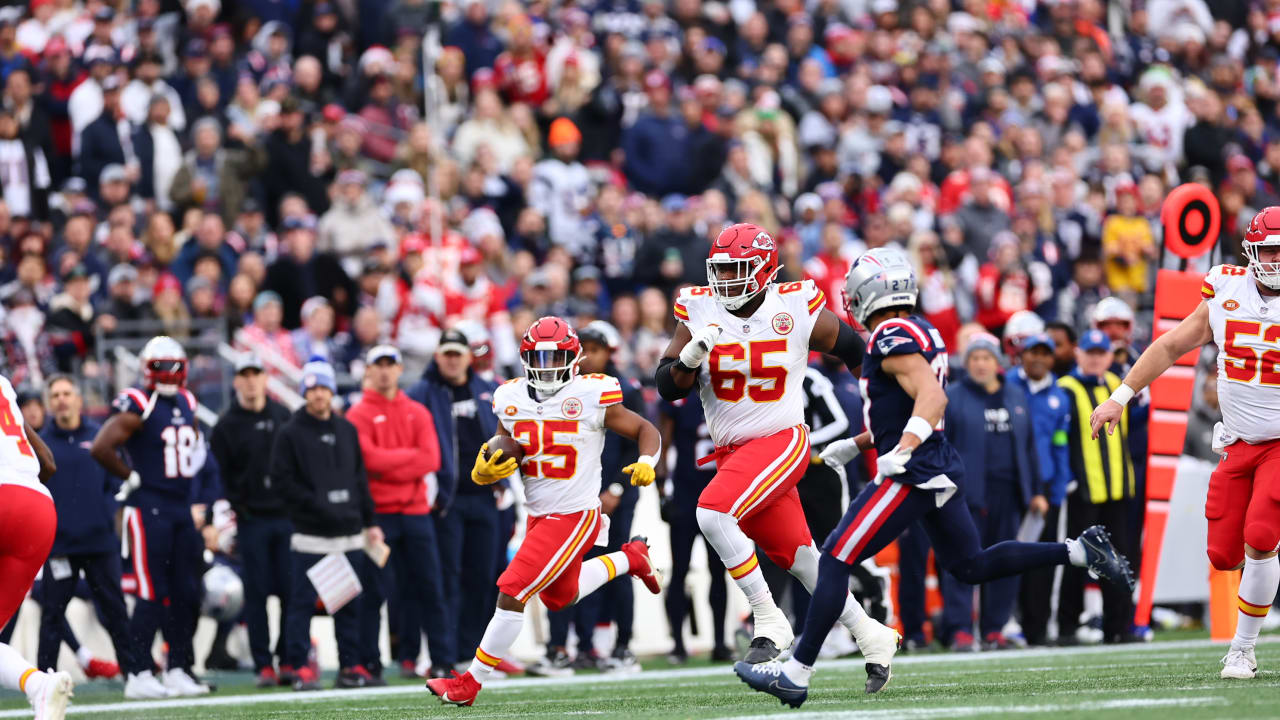 Perfectlytimed screen pass results in Kansas City Chiefs running back