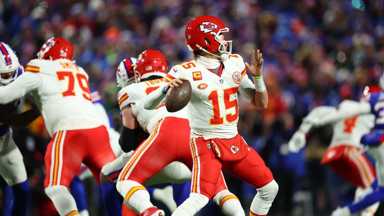 Kansas City Chiefs quarterback Patrick Mahomes lofts a sideline dime to ...