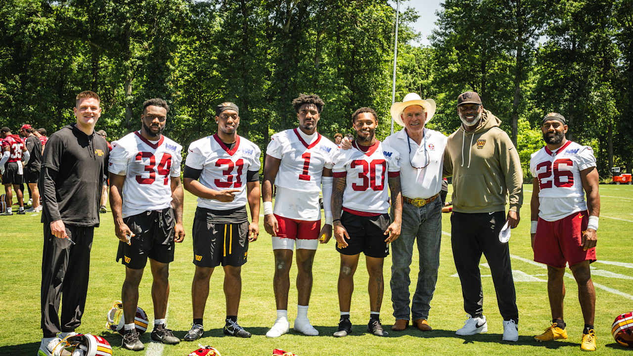 PHOTOS | Riggins visits practice