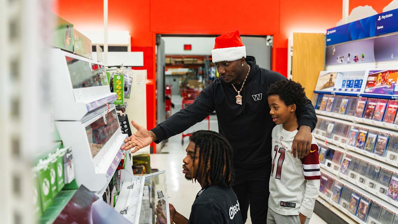 PHOTOS | Commanders partner with NWFCU for holiday shopping spree