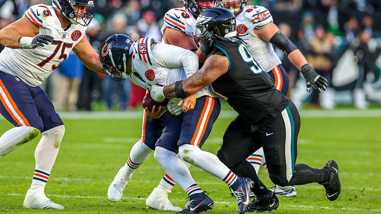 Highlight: Jalen Carter engulfs Caleb Williams for 10-yard sack