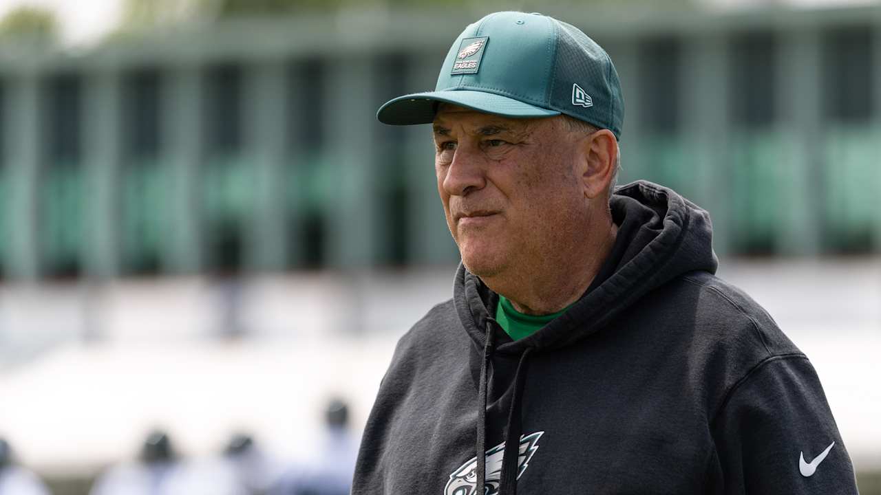 Vic Fangio earns prestigious lifetime achivement award, discusses future