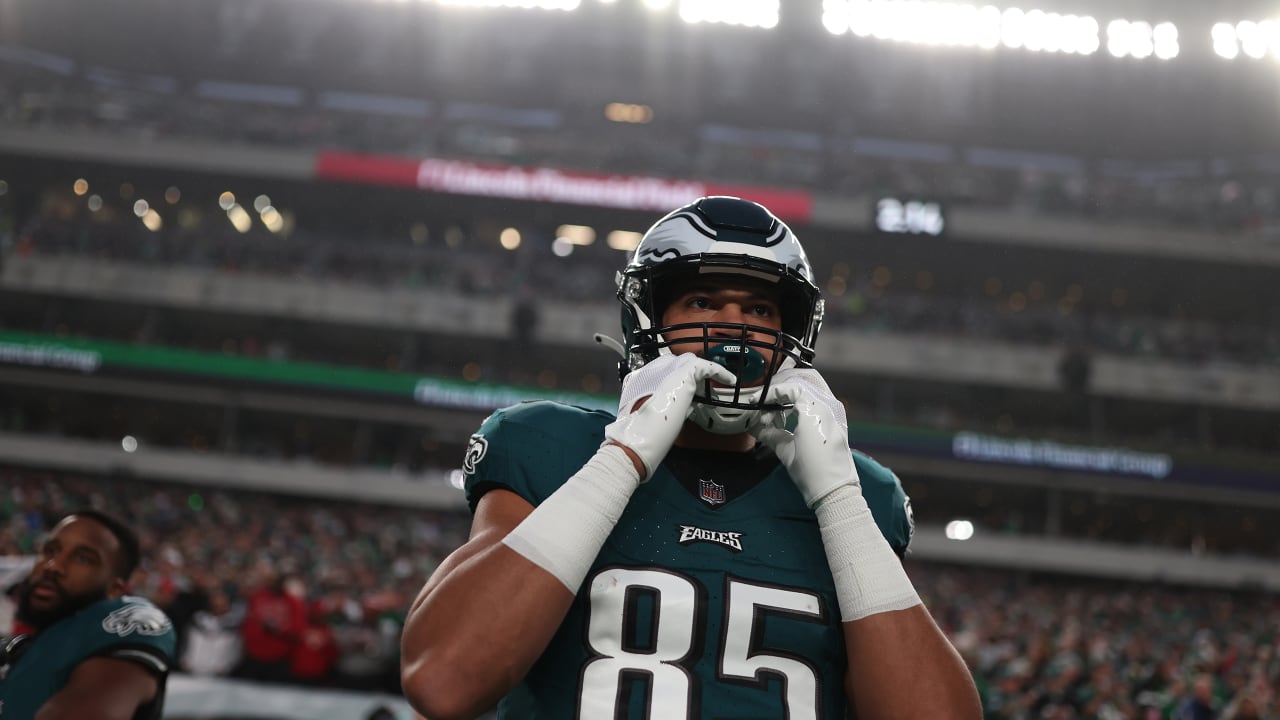 Eagles sign Albert Okwuegbunam to contract extension