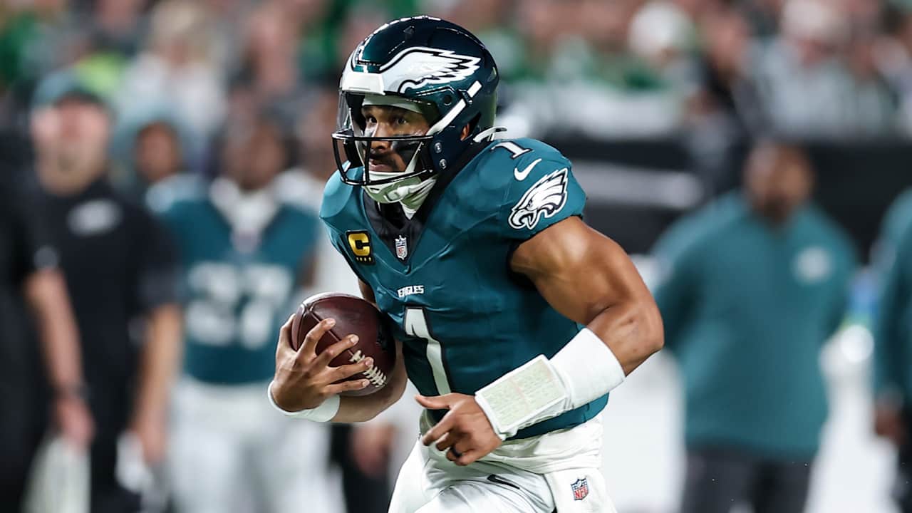 On center stage, Jalen Hurts does what he does best – win