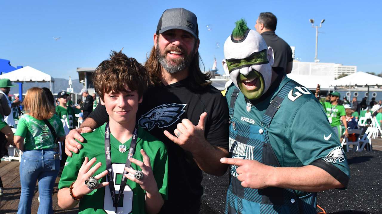 Photos: Eagles fans take over Los Angeles and give back