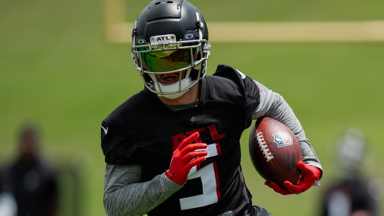 Wide receivers coach Ike Hilliard breaks down the Falcons position group