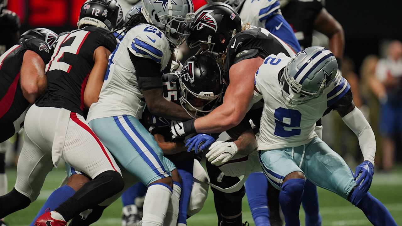 Tyler Allgeier muscles through Cowboys' defenders for 6-yard TD