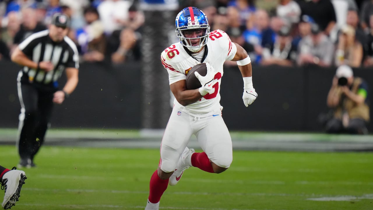 Saquon Barkley finds an opening on 26yard run down sideline Giants