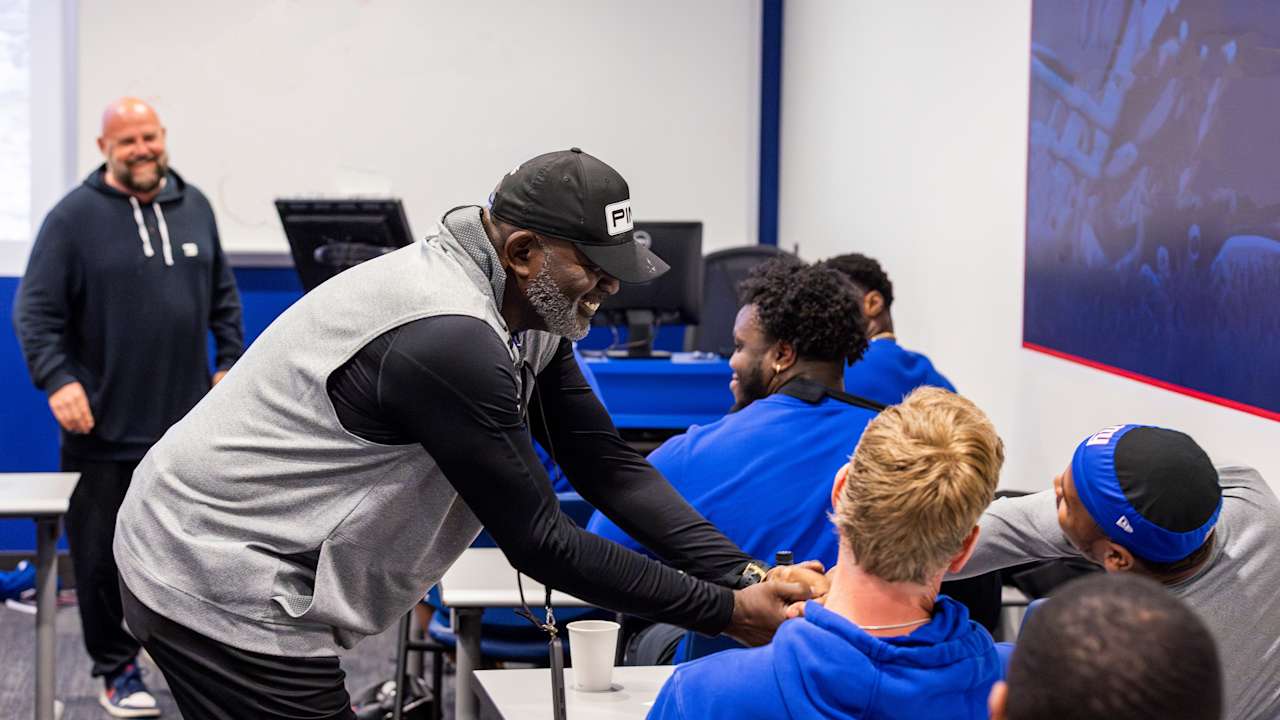Giants' defense gets a special visit from Lawrence Taylor 🐐