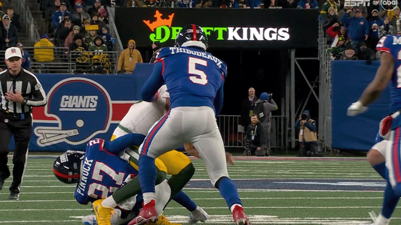 Kayvon Thibodeaux strips ball from Jordan Love; Xavier McKinney recovers | Giants vs. Packers Highlights