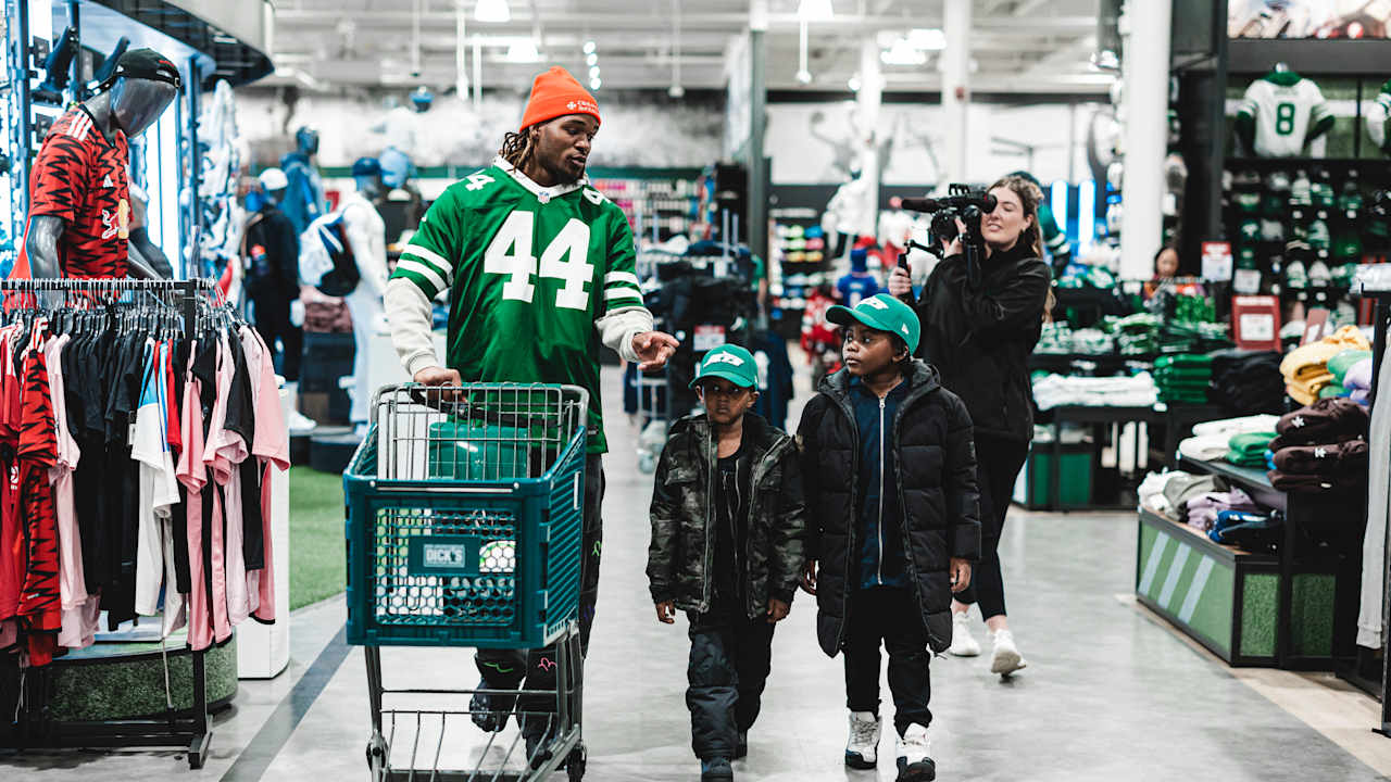Jets Host a Holiday Shopping Spree for Students from Brooklyn