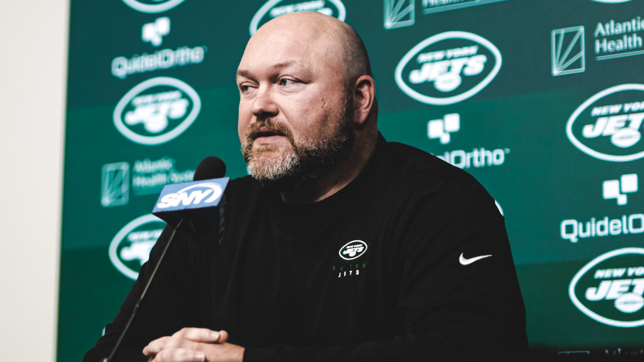 O GM dos Jets, Joe Douglas, discute a partida de Bryce Huff e a visitante de Jadeveon Clowney