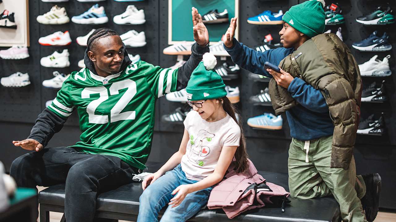 Gallery | Jets Host Holiday Shopping Spree for 23 Students from Brooklyn