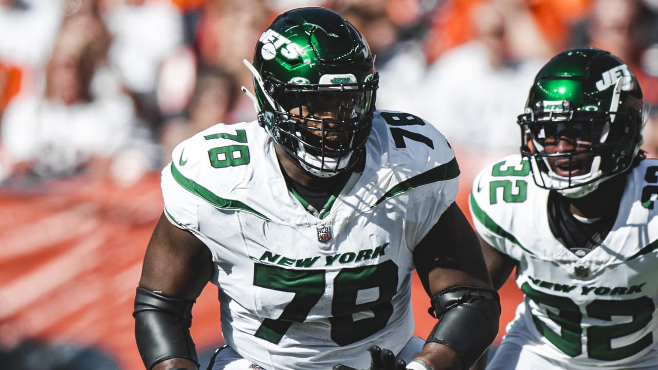 Jets Guard Laken Tomlinson Is Impressed as the O-Line 'Adjusts on the Fly'