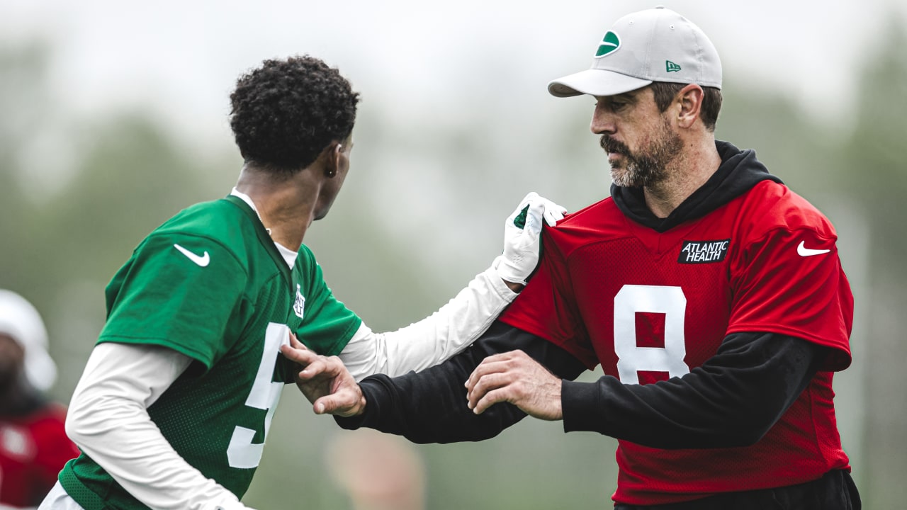 aaron rodgers cigarette handshake The Connection Between Jets Quarterback Aaron Rodgers & Garrett Wilson  Continues to Flourish During OTAs