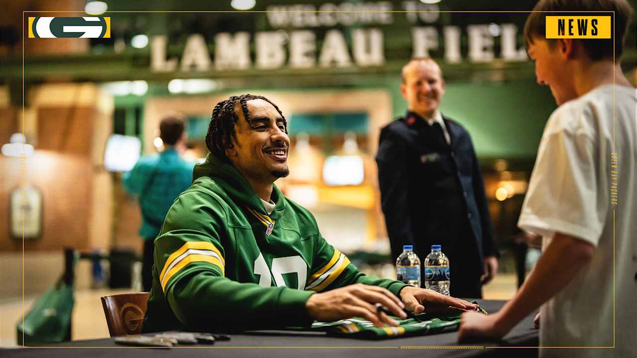 Packers players to sign autographs around town for donations to Salvation Army this holiday season