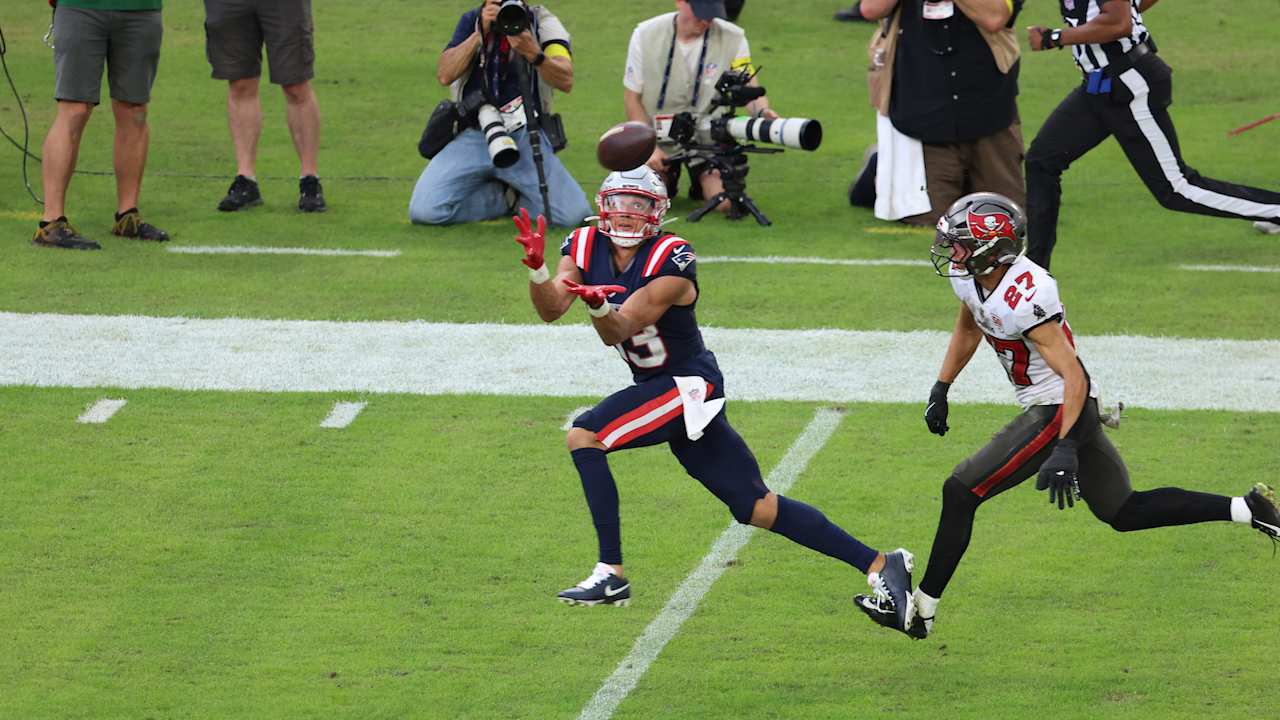 Đường chuyền dài 54 yard của Drake Maye tới Hollins đánh lừa hậu vệ của Bucs