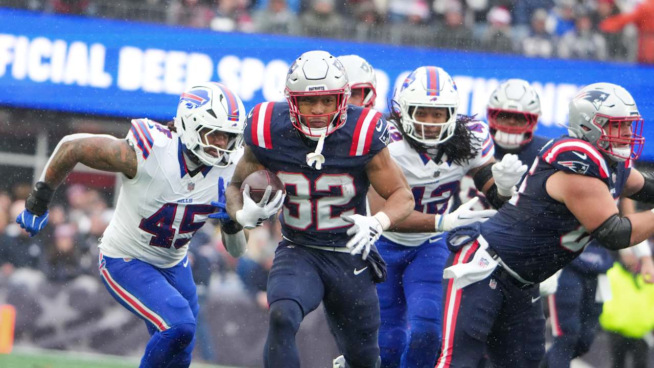 Drake Maye takes off 11-yards for a first down