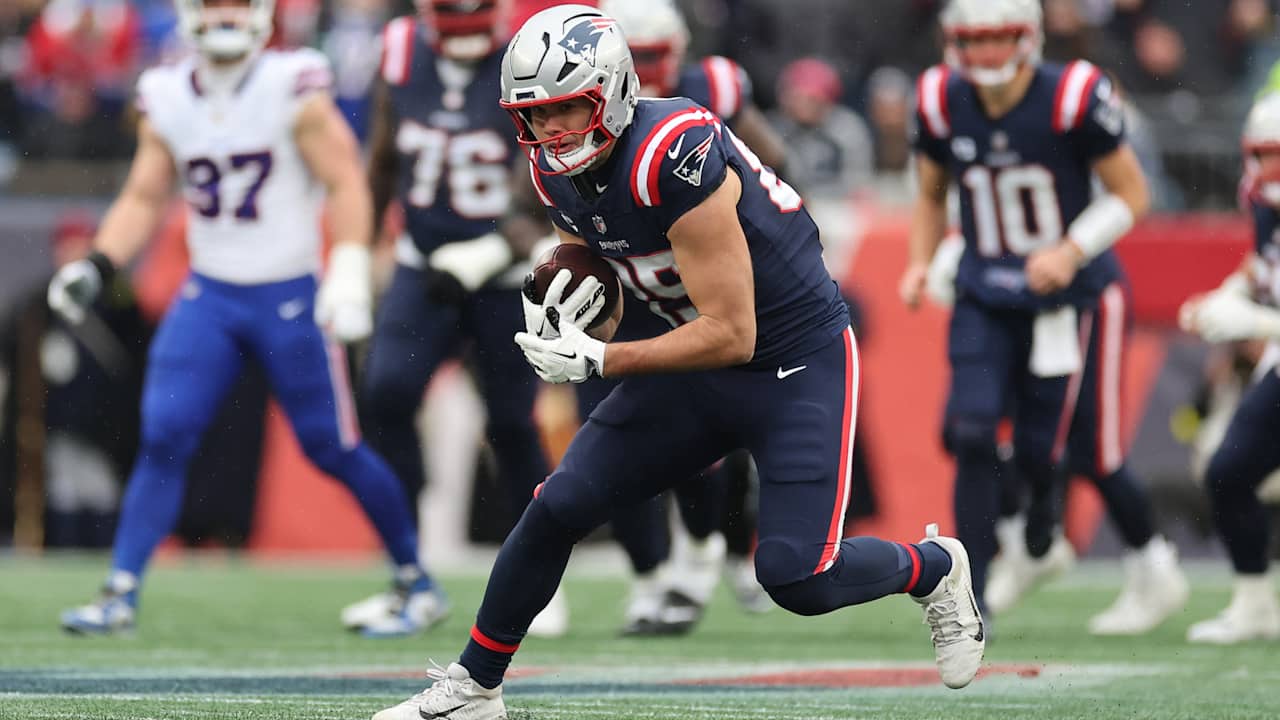 Henry settles in the perfect spot for an 18-yard reception