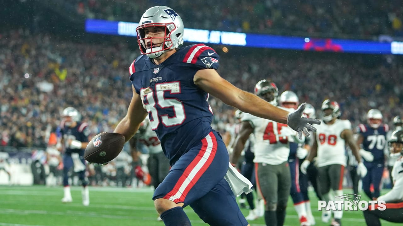 Report: Patriots Re-Sign Standout TE Hunter Henry