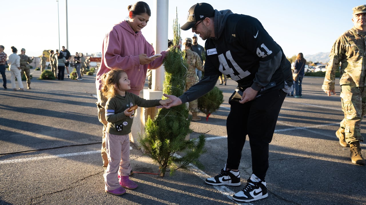 Raiders bring holiday cheer to Nellis Air Force Base - Vimarsana News