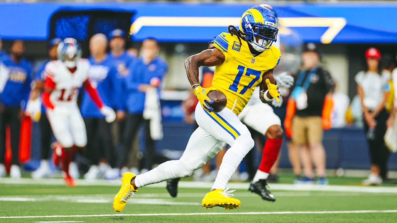 Wide receiver Davante Adams' 64-yard catch puts him over 100 yards in ...