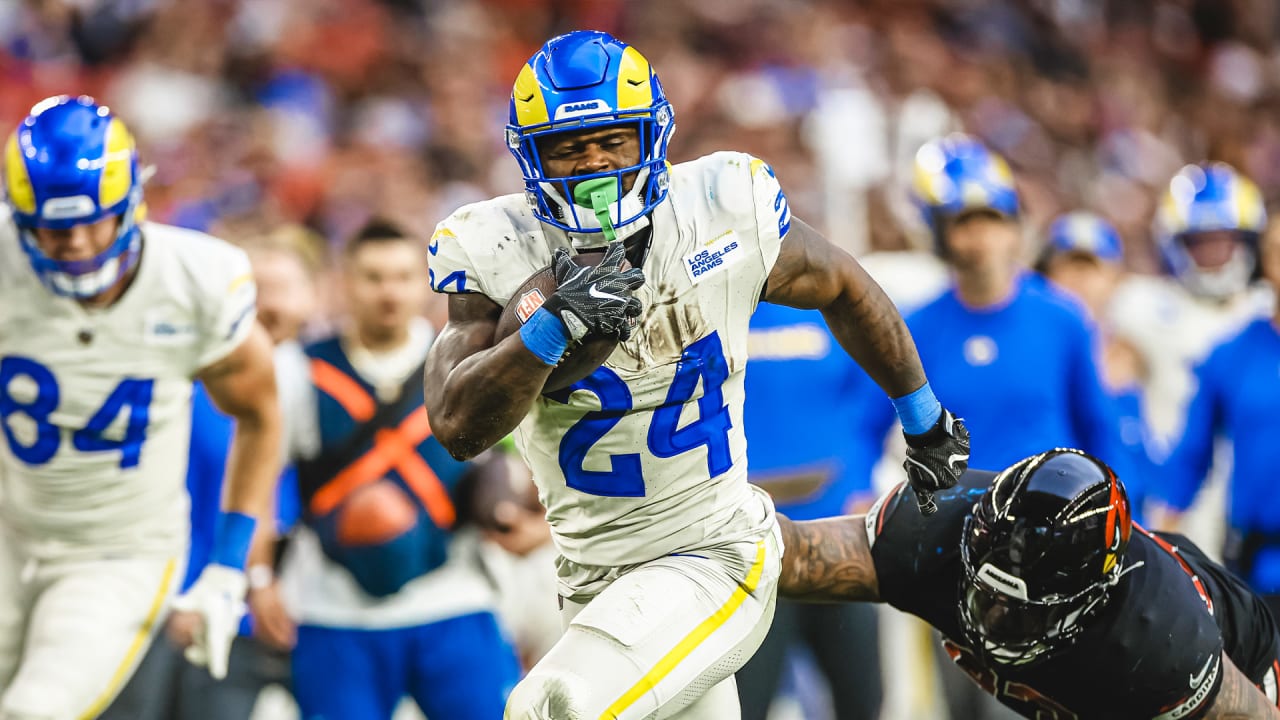 Los Angeles Rams Running Back Royce Freeman Runs Through Two Cardinals Defenders On A 23 Yard 4400