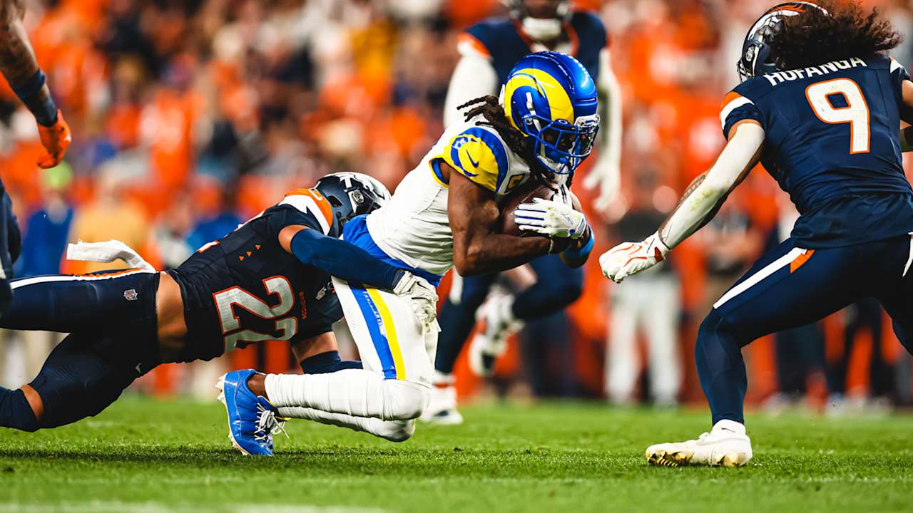 Quarterback Matthew Stafford passes to wide receiver Davante Adams for ...