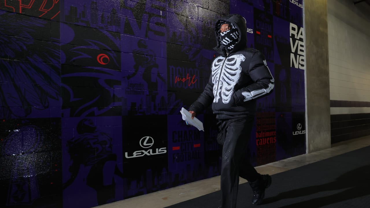 Arrival Photos Ravens Set for Rainy Game vs. Rams