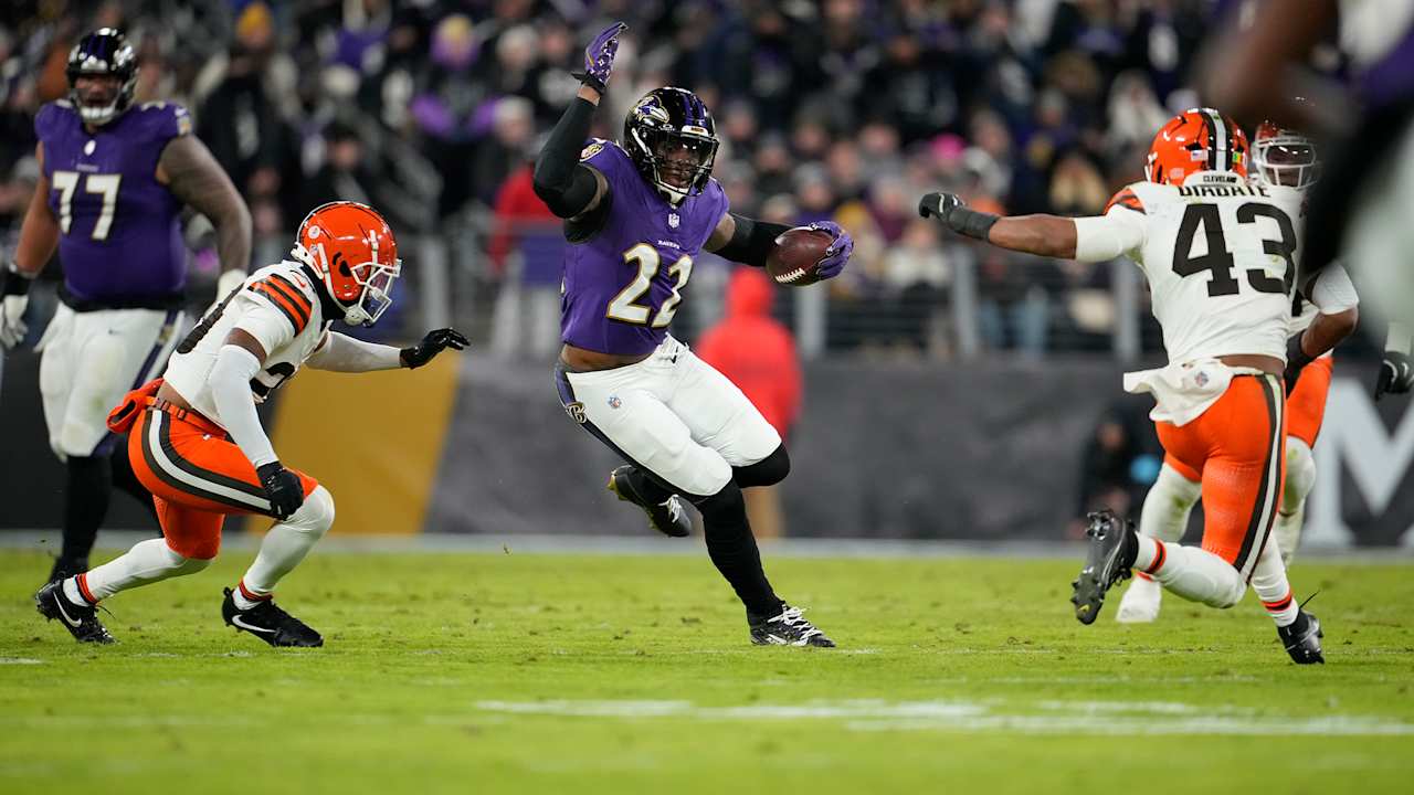 Highlight: Derrick Henry Finishes 20-Yard Run With Hurdle