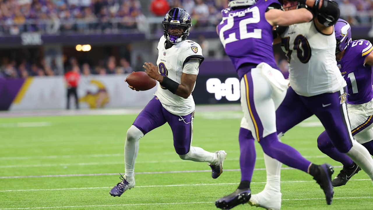 Mark Andrews Pitches Ball to Lamar Jackson on Fake 'Tush Push'