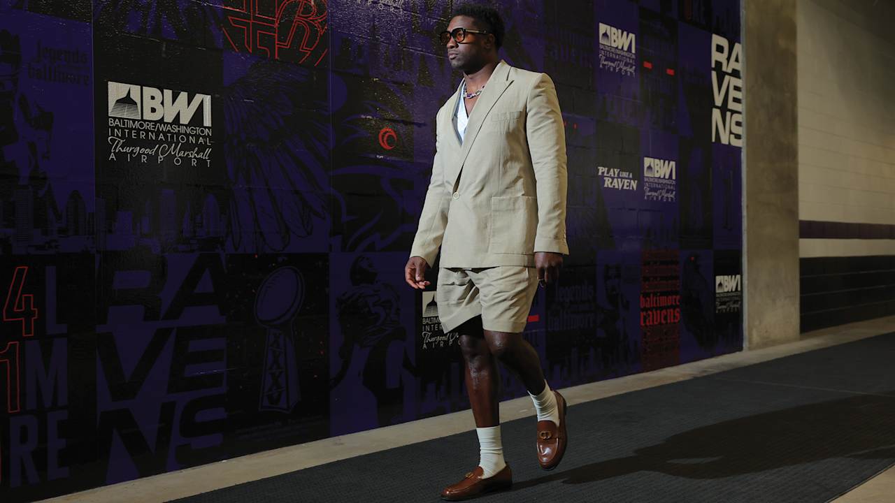 Roquan Smith Breaks Out Suit Shorts at Home Opener