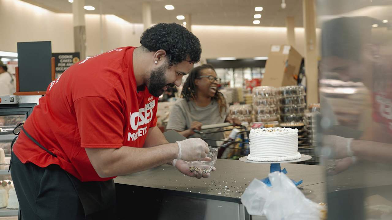 Erik McCoy goes undercover as cake decorator at Rouses Markets