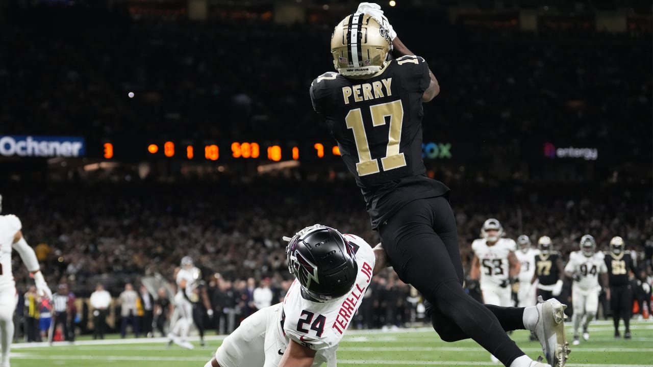 A.T. Perry Mosses A.J. Terrell to snag Carr's 22nd TD pass of '23 season