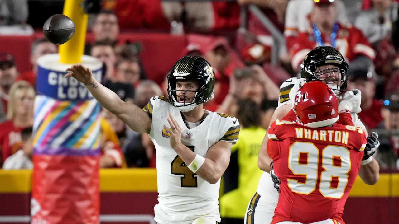 Le quart-arrière des Saints Derek Carr s’est blessé lundi soir contre les Chiefs