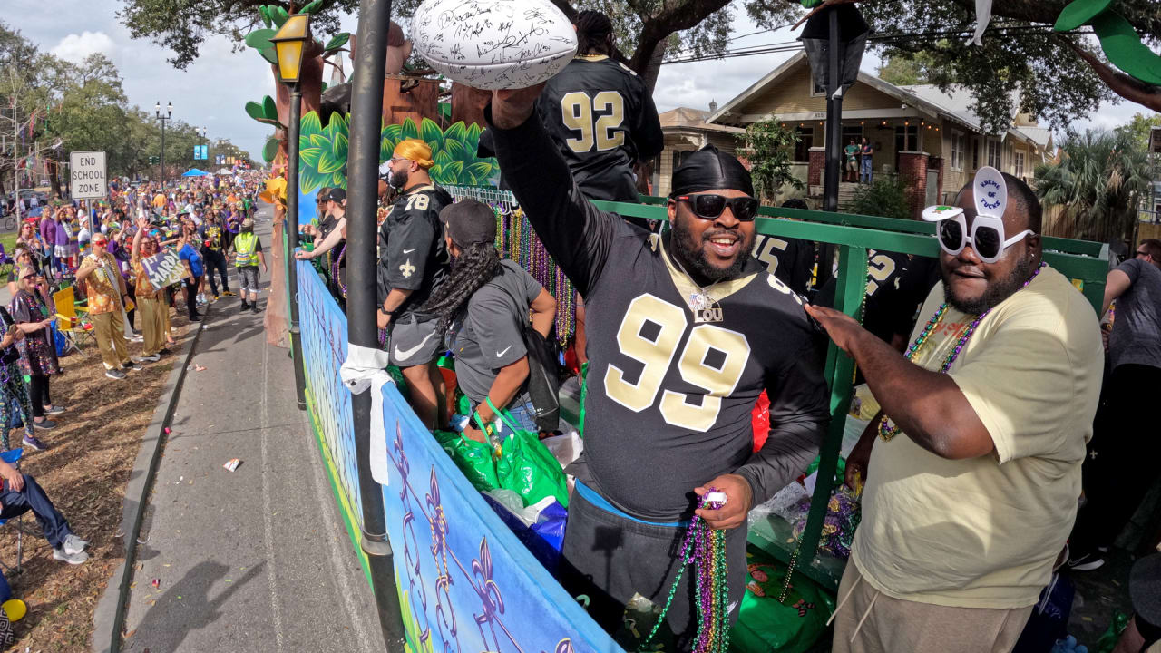 Recap Saints ride in Tucks parade during Mardi Gras 2024