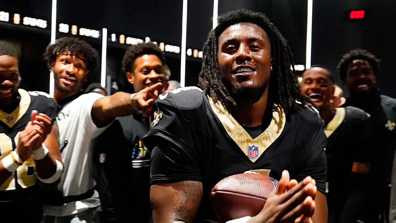 今永選手CUBポストシーズンWC進出ロッカーROOM選手使用フーディL Inside Ravens locker room clean out after Bills loss