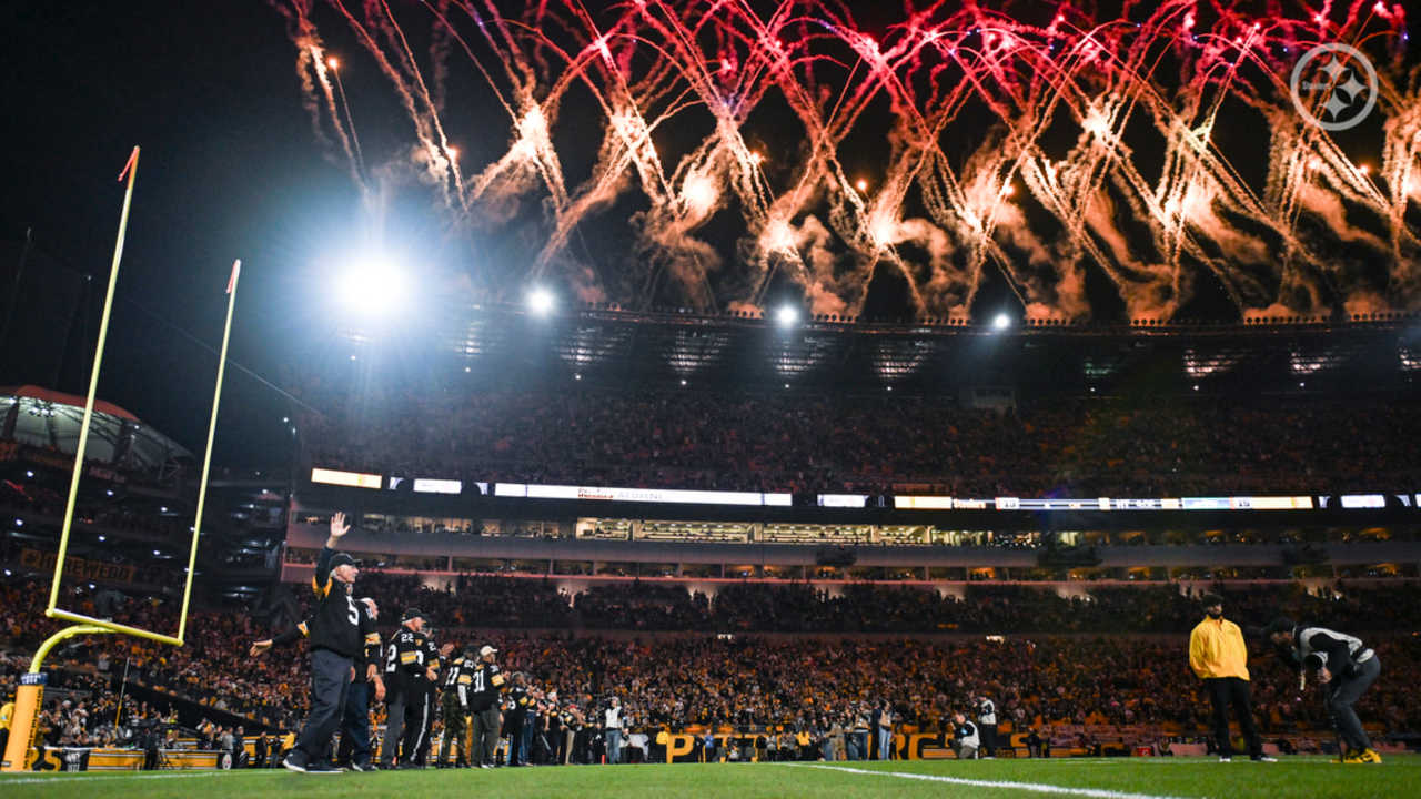 PHOTOS Super Bowl IX team honored at halftime