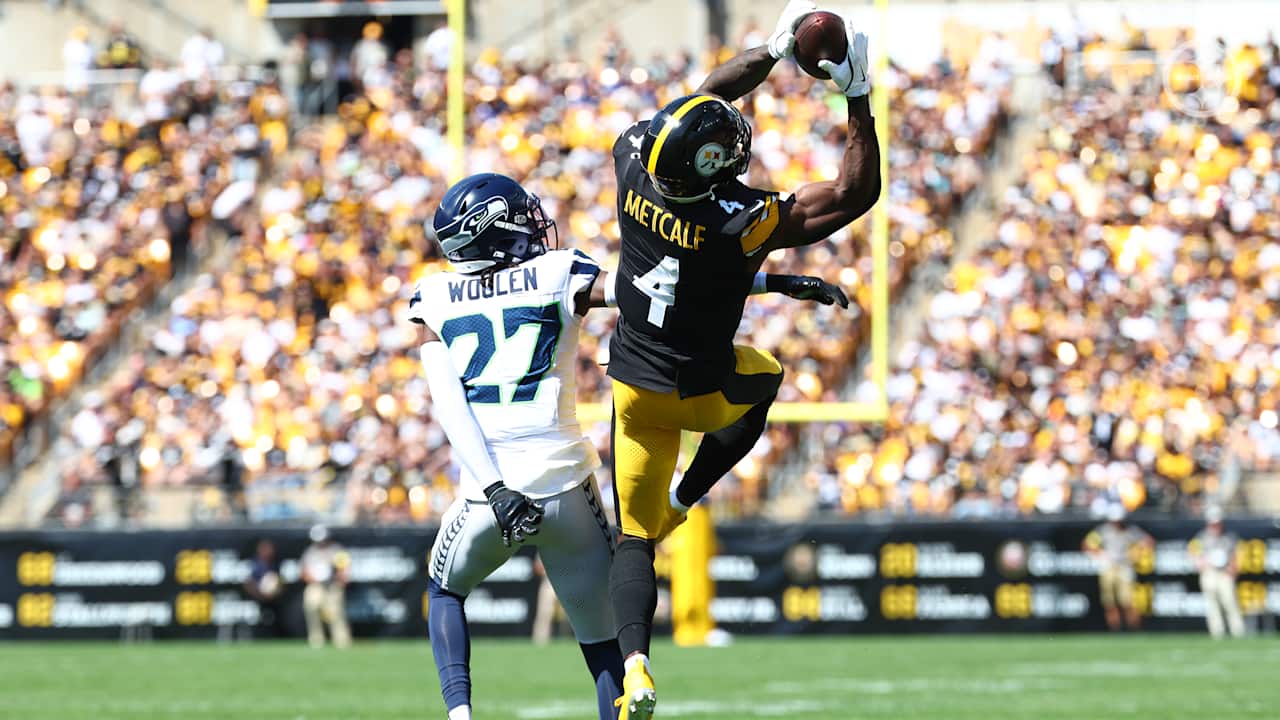 HIGHLIGHT: Metcalf jumps for first down catch
