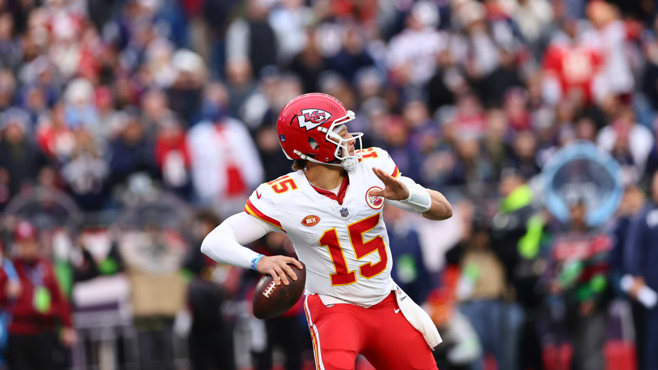 Quarterback Patrick Mahomes' Best Plays from 305yard Game vs. Patriots