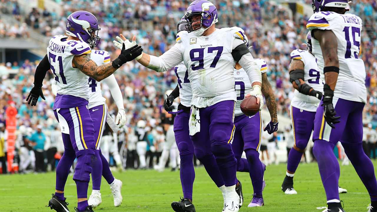 Vikings’ Darnold Struggles Spark Concerns Amid Playoff Push