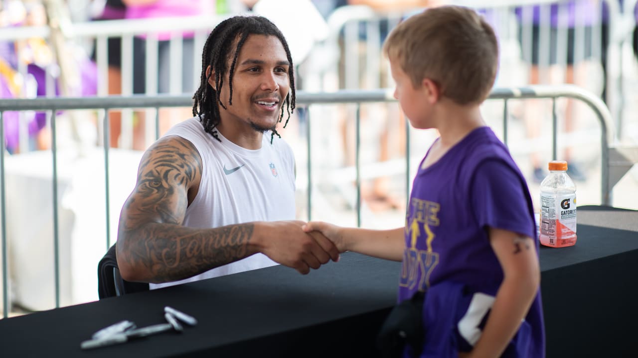 Wide Receivers Sign Autographs at Training Camp