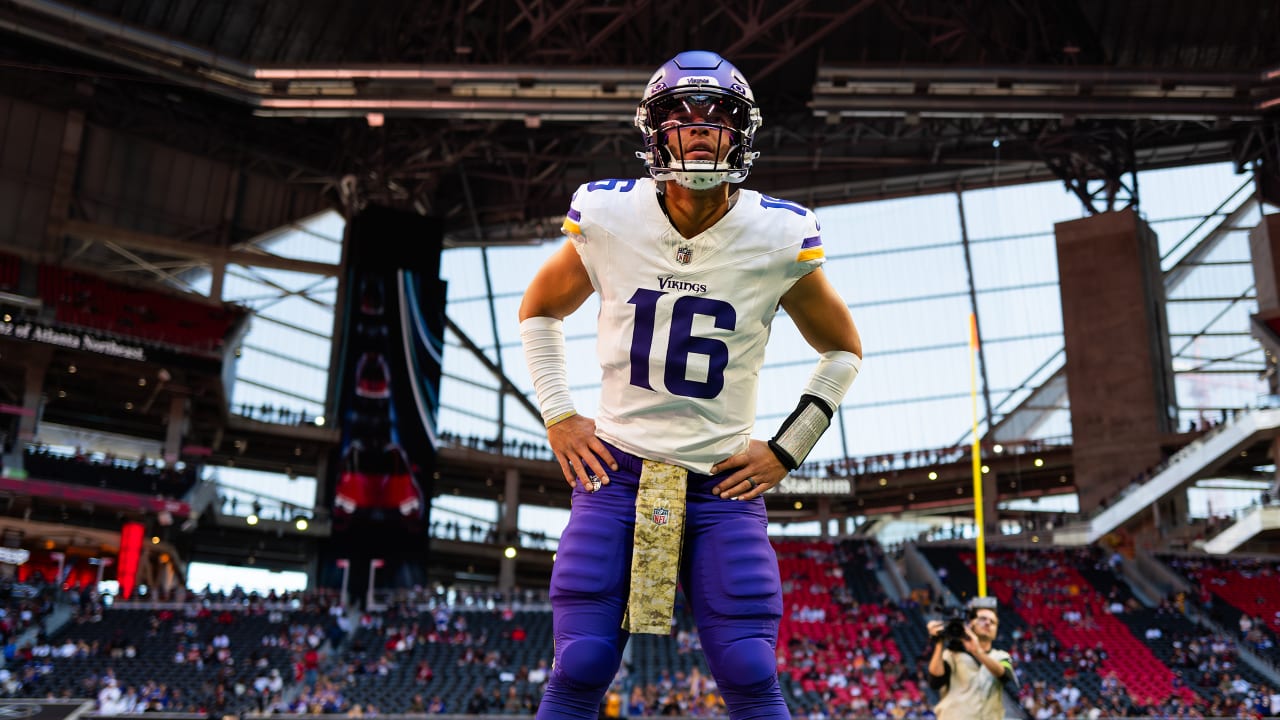 Vikings make halftime quarterback switch from Jaren Hall back to Nick  Mullens