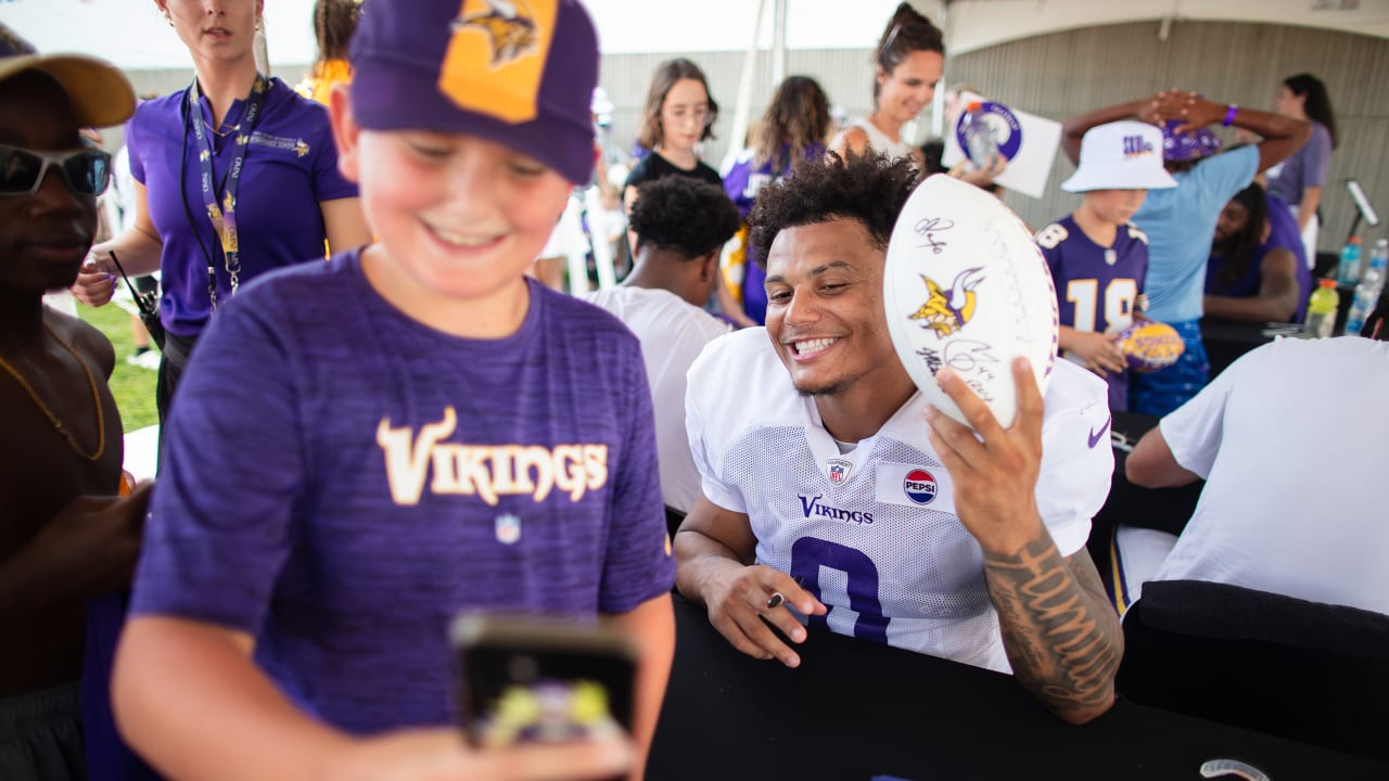 Tight Ends & Inside Linebackers Sign Autographs at Training Camp