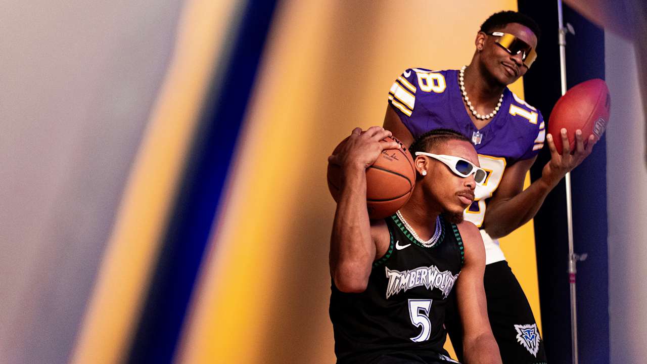 Justin Jefferson and Anthony Edwards recreate the iconic photo of Randy Moss and Kevin Garnett