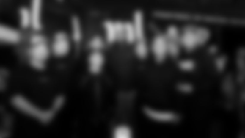 San Francisco 49ers LB Curtis Robinson teamed up with Mobilize Love to bring a community wellness fair to Ile Omode School, featuring free haircuts from his mobile barbershop van, vision screenings from Zenni, Safeway gift cards, and essential resources for students in Oakland, CA.