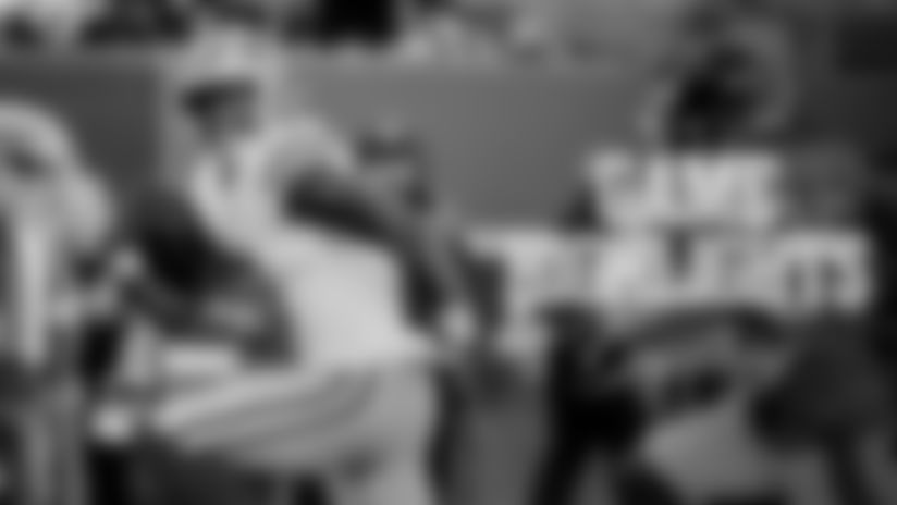 View game photos from the San Francisco 49ers Week 9 matchup vs. the New York Giants at MetLife Stadium.