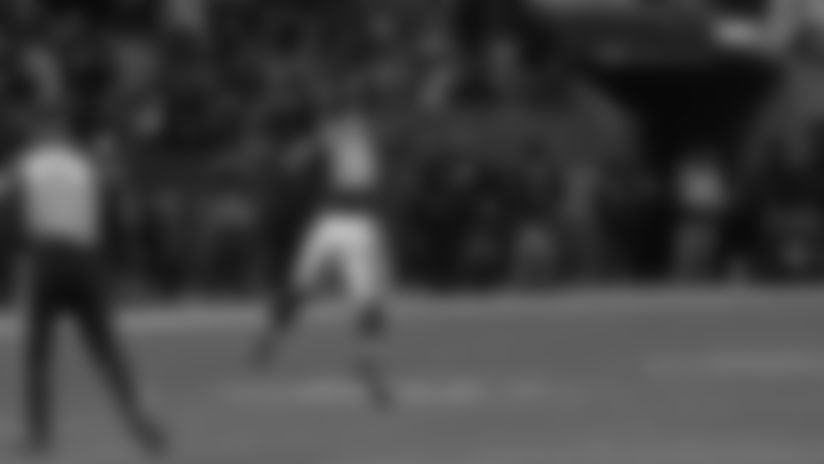 Bears quarterback Caleb Williams rolls to his left and delivers a strike to wide receiver Olamide Zaccheaus for a 27-yard catch and run into Green Bay Packers territory.