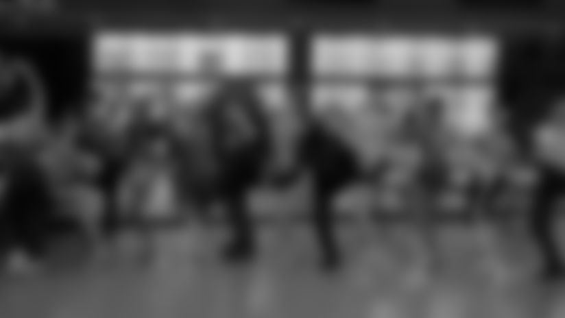 The Bears stop by the Joffrey Ballet to speak with dancers and take part in a class ahead of their divisional playoff game against the Rams.