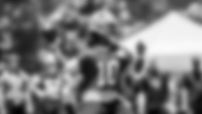 Joe Milton ha causado una gran impresión en los Cowboys, recibiendo elogios por su talento, pases explosivos y fuerte ética de trabajo. El equipo ve un alto potencial en él.